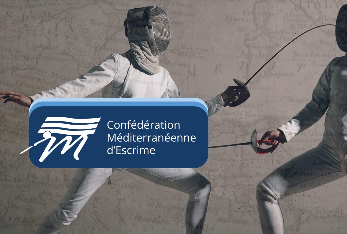 Due schermidori in pedana e il logo della Confédération Méditerranéenne d'Escrime